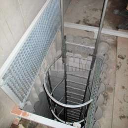 Escalera de pozo con jaula y asas telescópicas Escalera de jaula de pozo con 2 manijas telescópicas para un acceso seguro a los espacios subterráneos para inspecciones.